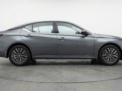 Used 2025 Nissan Altima 2.5 SV FWD image 11