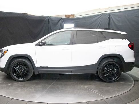 Used 2024 GMC Terrain SLE w/ Elevation Edition image 9