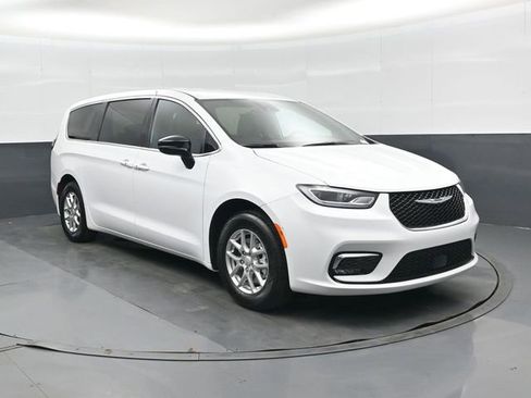 New 2026 Chrysler Pacifica Select FWD image 1