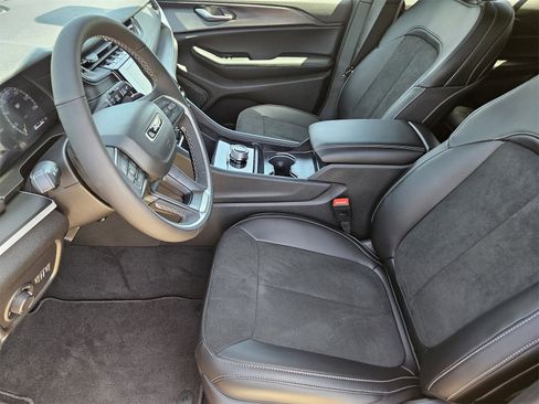 New 2025 Jeep Grand Cherokee Altitude image 12