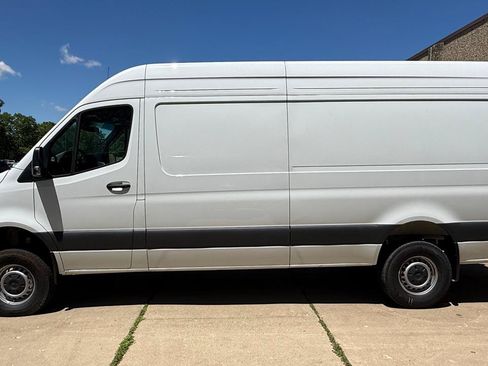 Used 2025 Mercedes-Benz Sprinter 2500 image 3