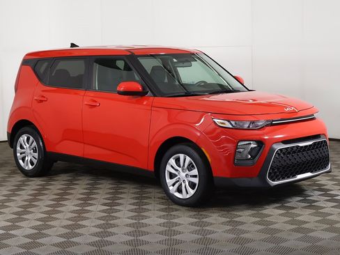 Used 2022 Kia Soul LX image 2