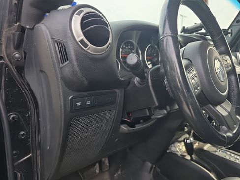 Used 2015 Jeep Wrangler Unlimited Rubicon w/ Connectivity Group image 5