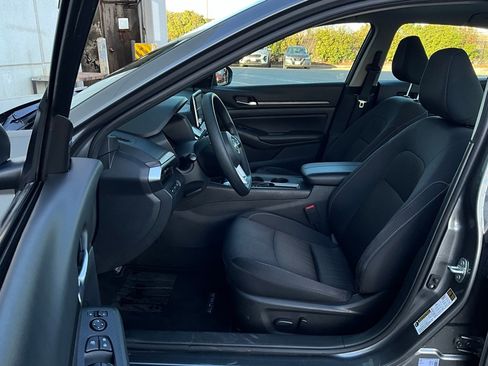 Used 2025 Nissan Altima 2.5 SV image 10