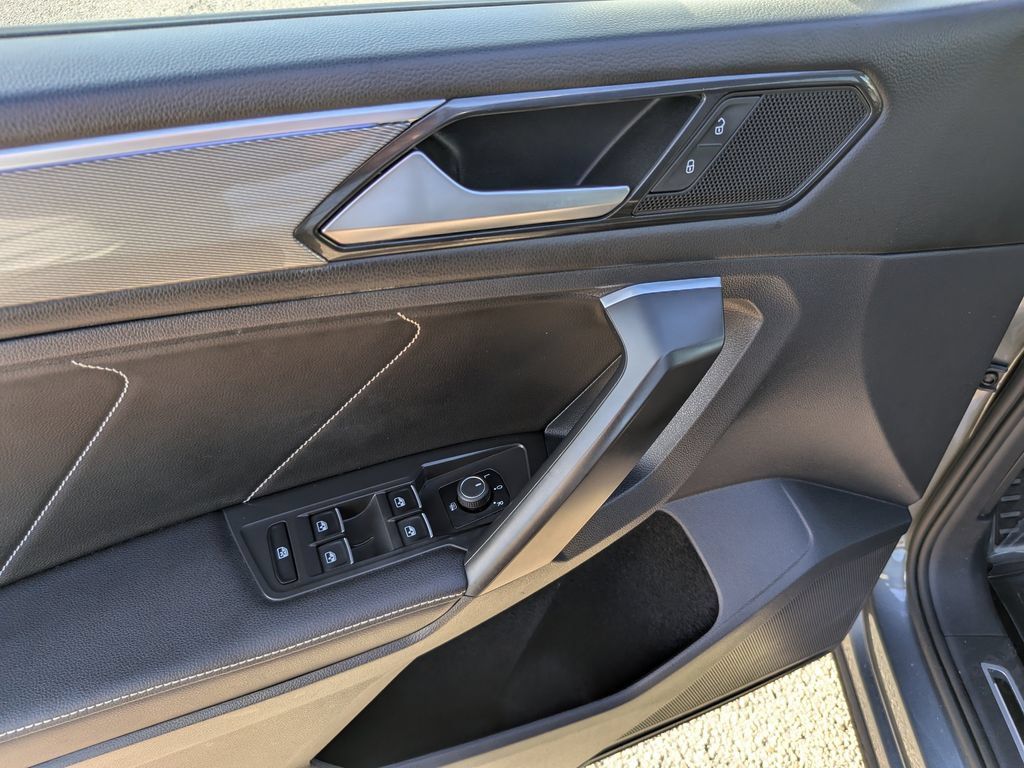 Certified 2022 Volkswagen Tiguan SE R-Line FWD image 17