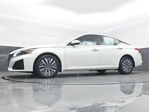 Used 2023 Nissan Altima 2.5 SV w/ SV Premium Package image 24