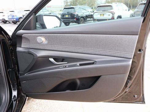 New 2025 Hyundai Elantra Limited image 9