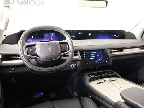 New 2026 Lincoln Navigator Premiere AWD/4WD image 2