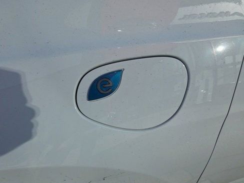 Used 2024 Chrysler Pacifica Select image 12