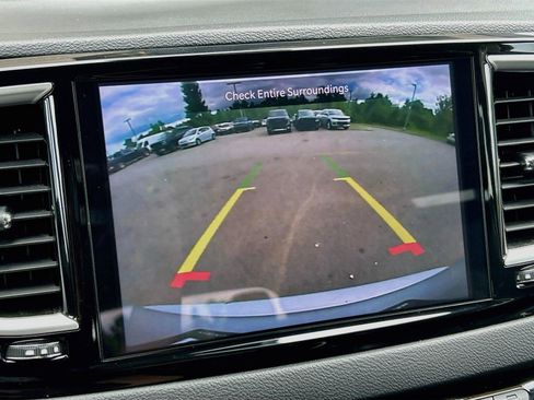 Used 2024 Chrysler Pacifica Touring-L FWD image 33