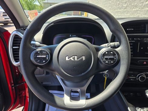 Used 2025 Kia Soul LX w/ LX Technology Package FWD image 17