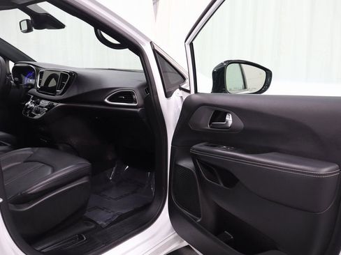 Used 2025 Chrysler Pacifica Select FWD image 15