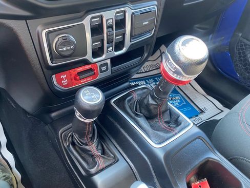 Used 2018 Jeep Wrangler Unlimited Rubicon w/ Dual Top Group AWD/4WD image 28