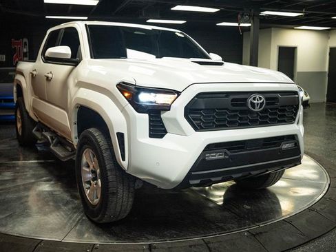 Used 2024 Toyota Tacoma TRD Sport w/ TRD Sport Upgrade Package AWD/4WD image 5