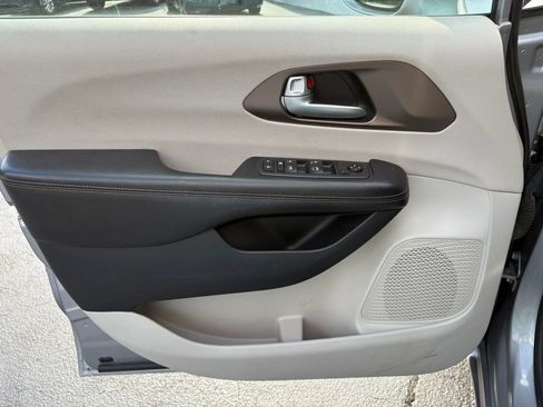 Used 2019 Chrysler Pacifica Touring-L FWD image 9