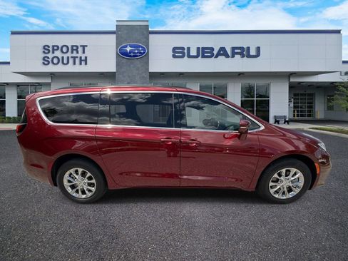 Used 2022 Chrysler Pacifica Touring-L w/ Uconnect Theater Family Group AWD/4WD image 2