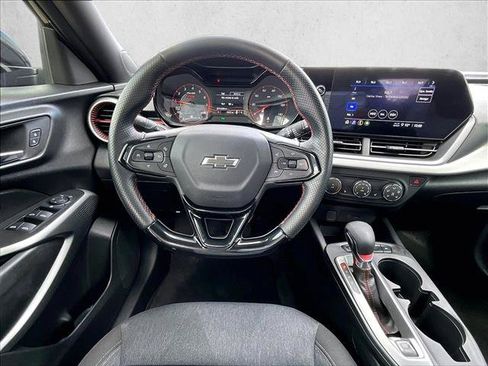 Used 2024 Chevrolet Trax RS FWD image 7