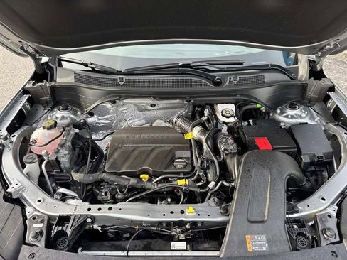 Used 2025 Chevrolet Trax LT w/ LT Convenience Package image 3