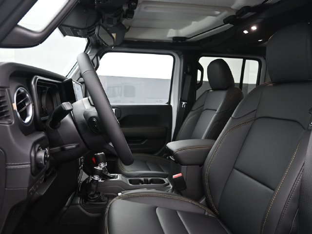 Used 2025 Jeep Gladiator Sport AWD/4WD image 9