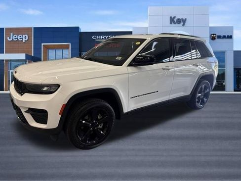 Used 2023 Jeep Grand Cherokee Altitude AWD/4WD image 2
