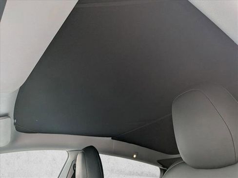 Used 2022 Tesla Model Y Long Range image 13