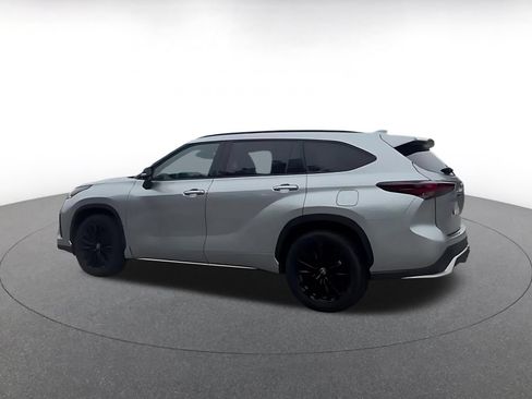 Used 2025 Toyota Highlander XSE AWD/4WD image 4