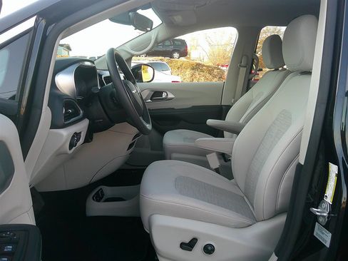 Used 2017 Chrysler Pacifica Touring Plus image 9