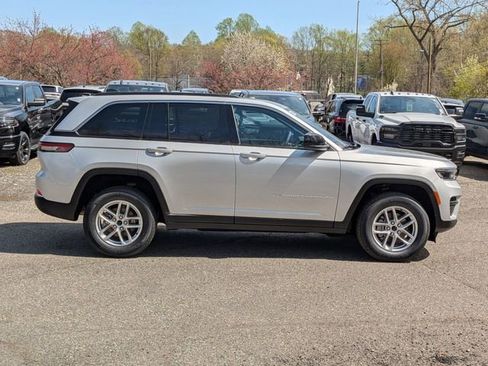 New 2026 Jeep Grand Cherokee Laredo AWD/4WD image 2