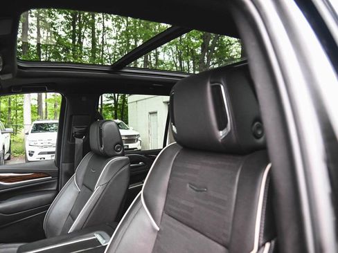 Used 2023 Cadillac Escalade Premium Luxury image 29