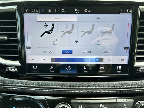 Used 2023 Chrysler Pacifica Touring-L image 17