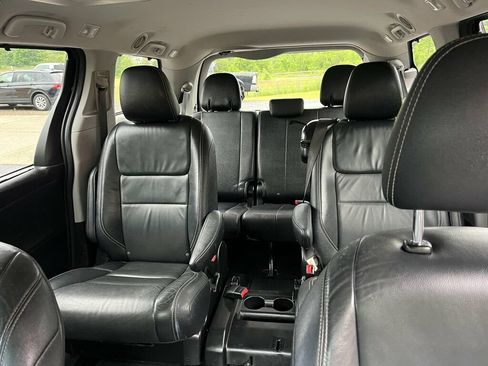 Used 2016 Toyota Sienna SE Premium FWD image 18