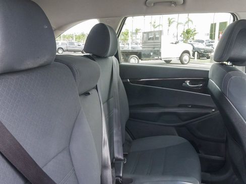 Used 2016 Kia Sorento LX w/ LX Convenience Package image 15