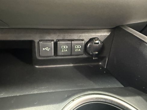 Used 2021 Toyota Highlander XLE FWD image 25