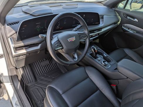 Used 2024 Cadillac XT4 Premium Luxury w/ Technology Package FWD image 12