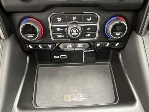 Used 2024 Chevrolet Suburban Premier image 41