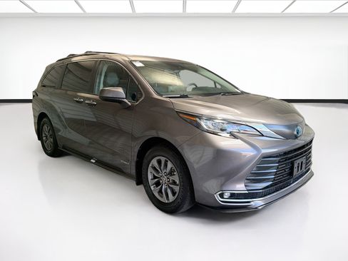 Used 2021 Toyota Sienna XLE FWD image 3