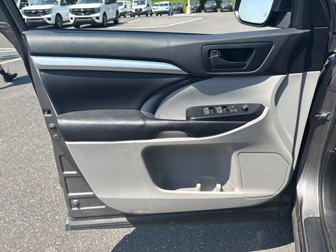 Used 2018 Toyota Highlander Plus AWD/4WD image 23