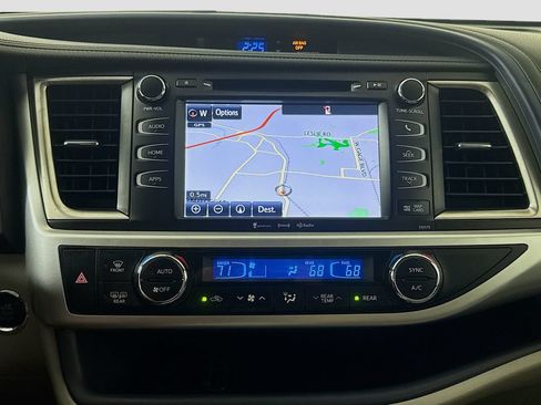 Used 2018 Toyota Highlander XLE AWD/4WD image 17
