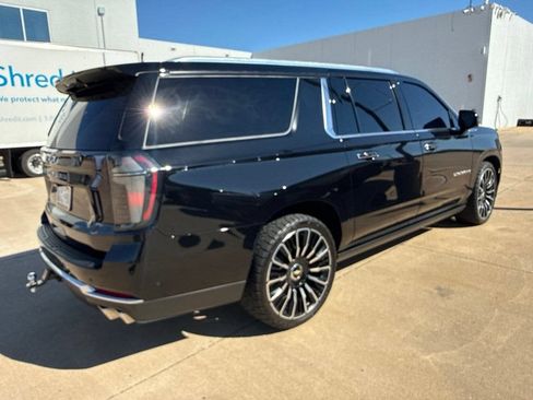 Used 2025 Chevrolet Suburban High Country AWD/4WD image 9