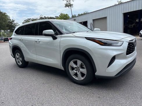Used 2022 Toyota Highlander L FWD image 1