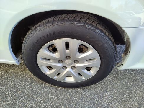 Used 2018 Dodge Grand Caravan SE w/ UConnect Hands-Free Group image 22