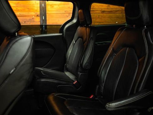 Used 2025 Chrysler Pacifica Select FWD image 10