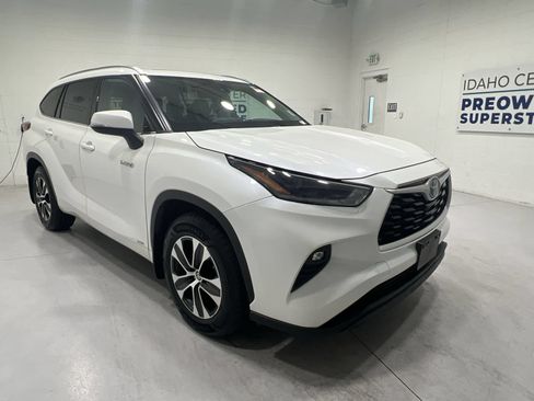 Used 2021 Toyota Highlander XLE AWD/4WD image 2
