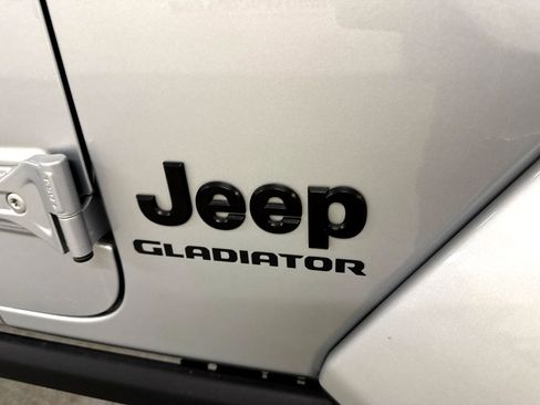 Used 2022 Jeep Gladiator Sport image 65