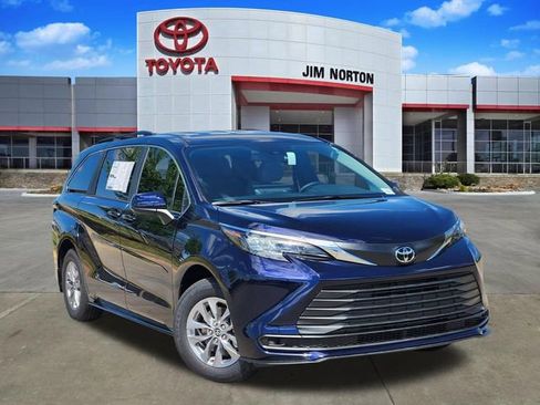 New 2026 Toyota Sienna LE image 1