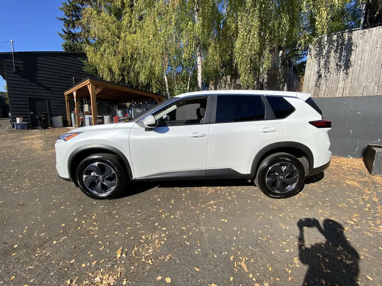 Used 2024 Nissan Rogue SV AWD/4WD image 3
