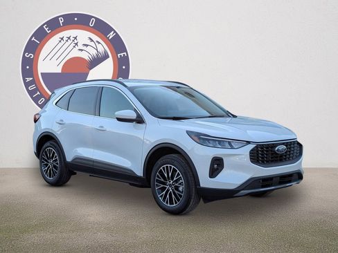 New 2026 Ford Escape SE w/ Class II Trailer Tow Package FWD image 2