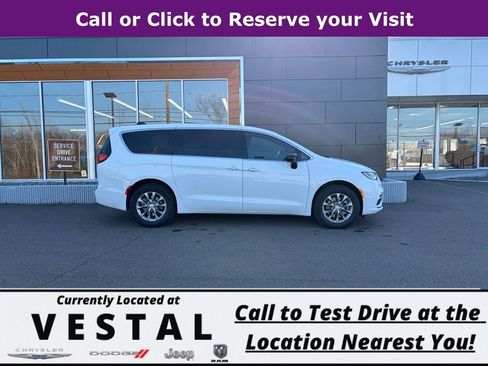 New 2026 Chrysler Pacifica Select image 4
