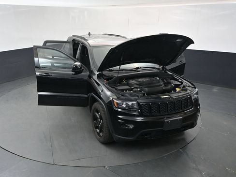 Used 2019 Jeep Grand Cherokee Laredo AWD/4WD image 17