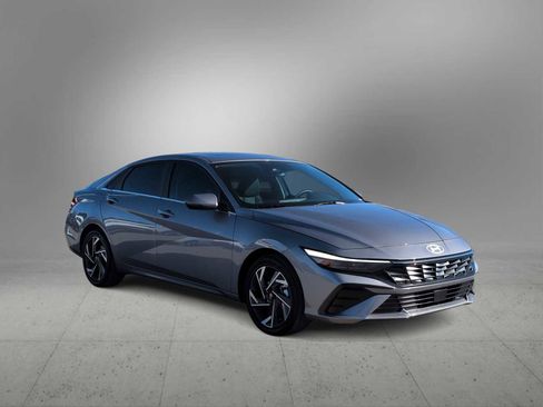 Certified 2025 Hyundai Elantra Limited image 2